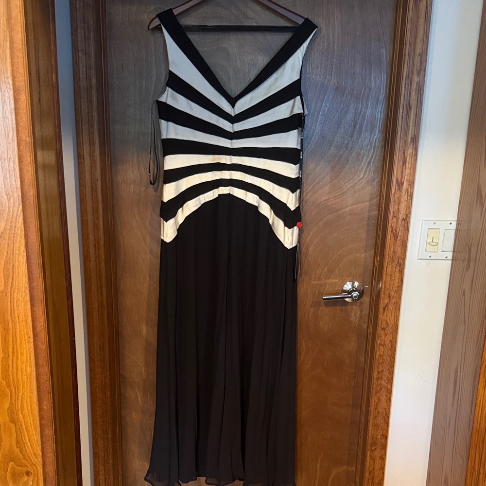 Tadashi Shoji Black and Cream Dress NWT - Picture 5 of 9
